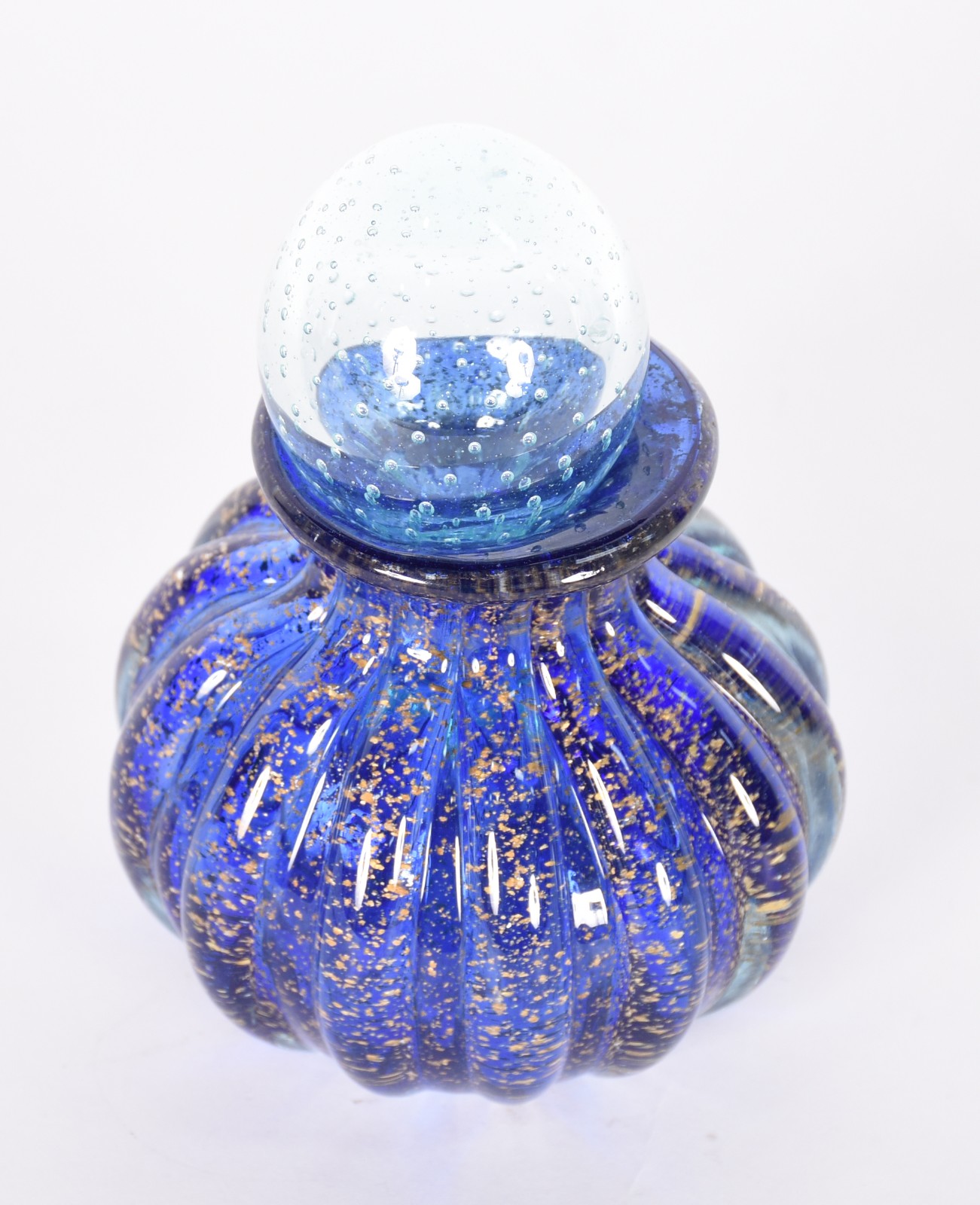 Garrafa de vidro decorativo em gomos na cor azul com tampa. - foto 2 de 4