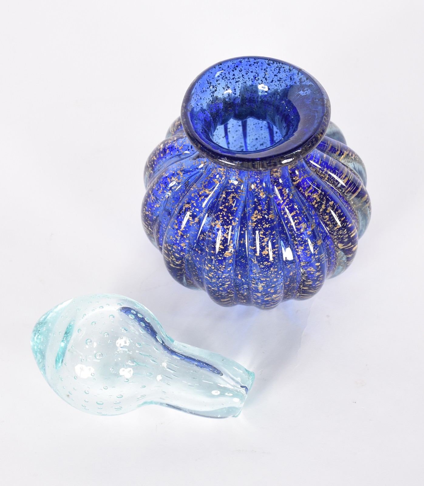 Garrafa de vidro decorativo em gomos na cor azul com tampa. - foto 3 de 4