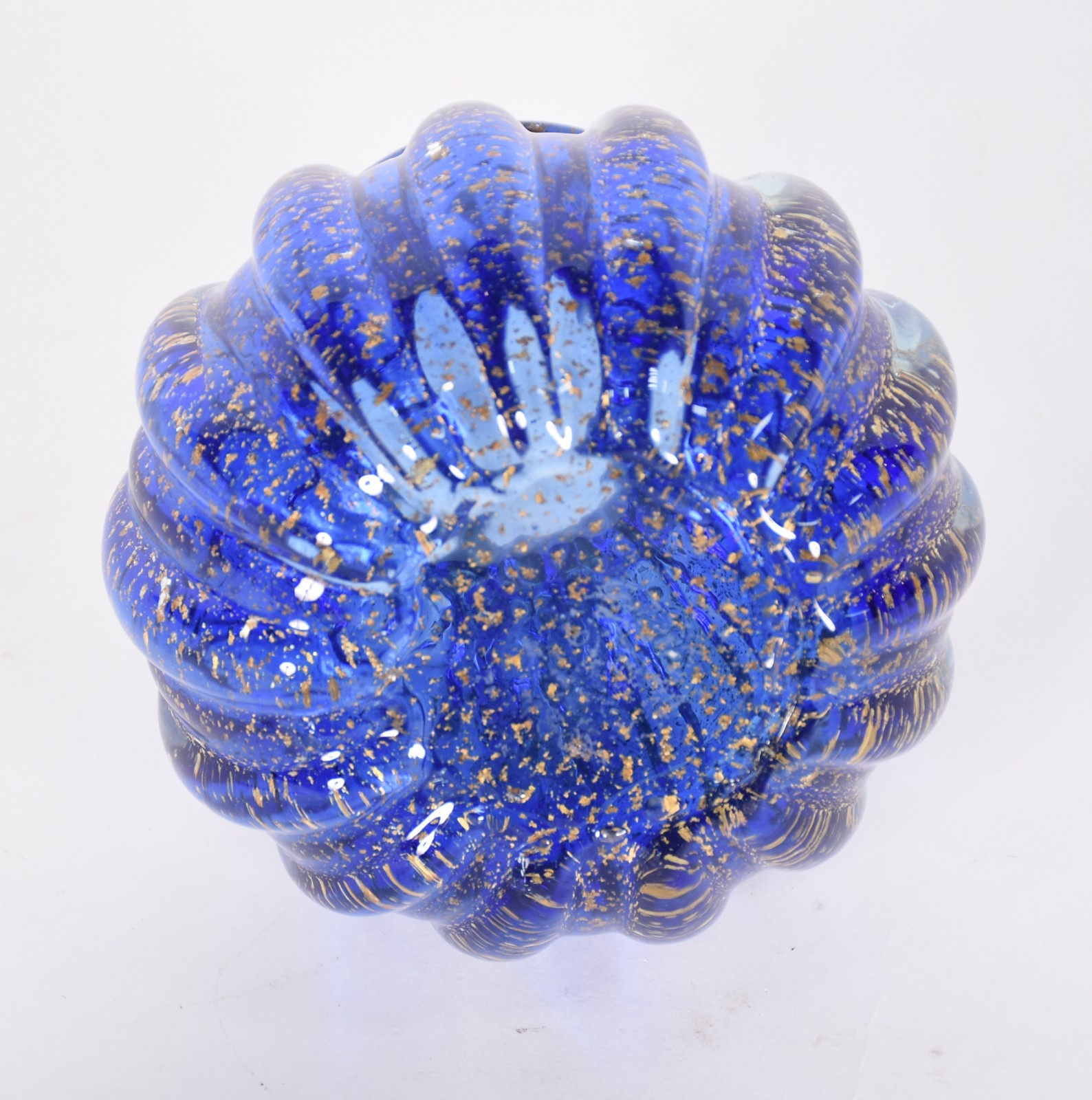 Garrafa de vidro decorativo em gomos na cor azul com tampa. - foto 4 de 4
