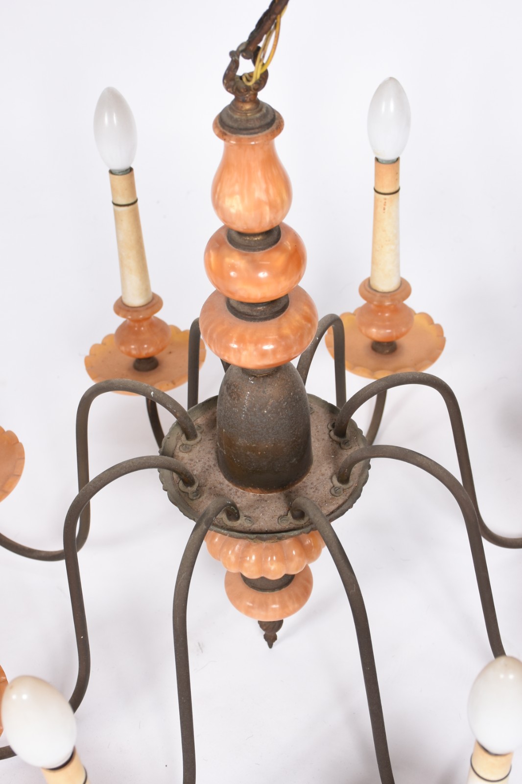 Lustre de alabastro sintético com 8 braços, 1 vela colada. - foto 3 de 4