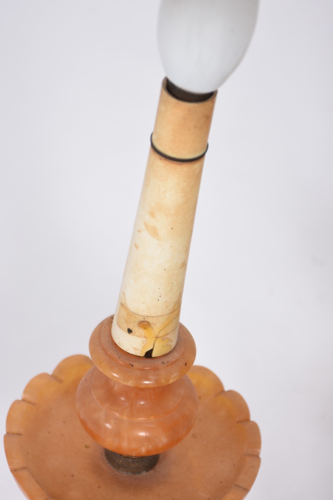 Lustre de alabastro sintético com 8 braços, 1 vela colada. - foto 4 de 4