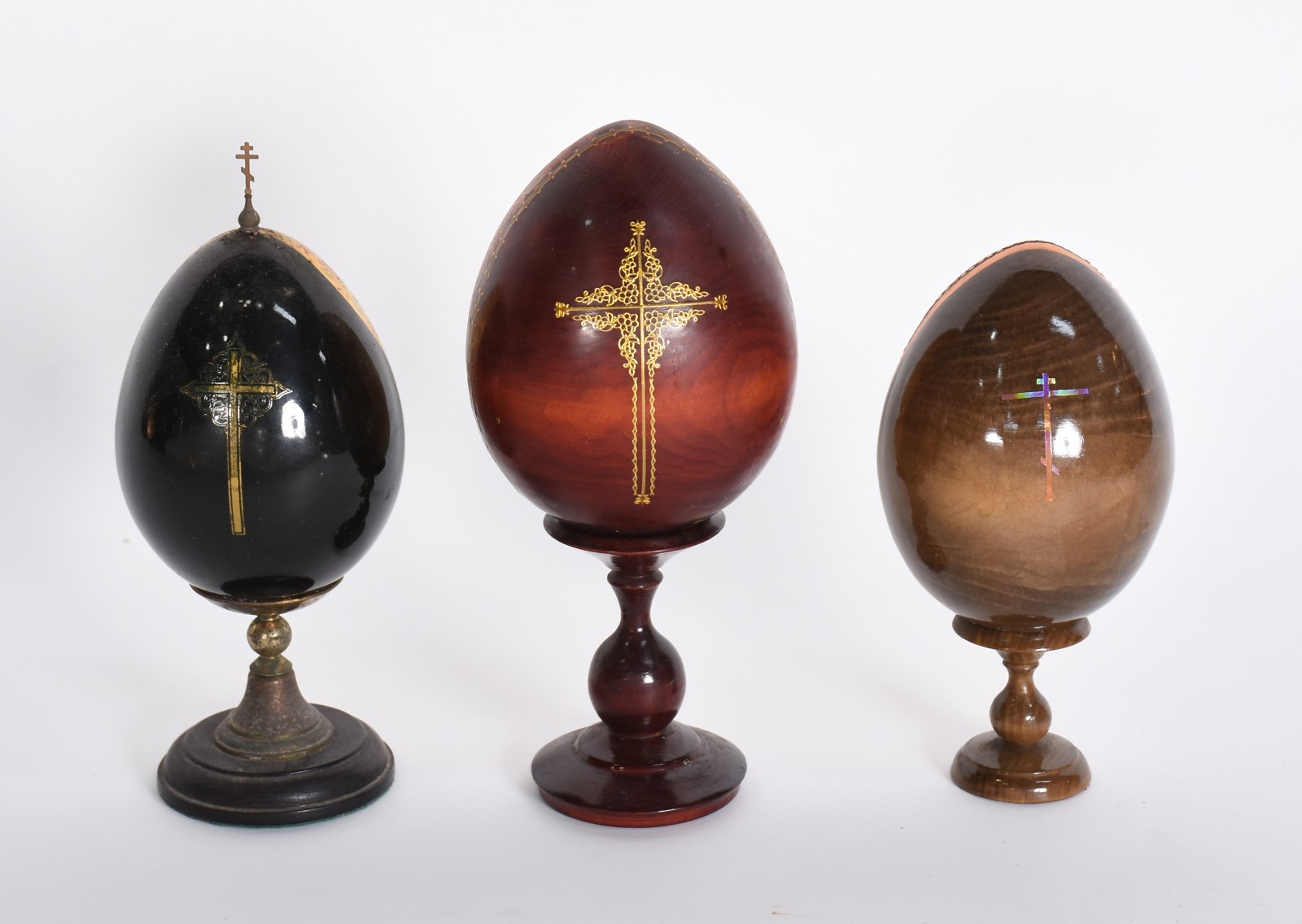 Três ovos russos com motivos sacros, bases de metal oxidado. - foto 2 de 5