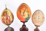 Três ovos russos com motivos sacros,  bases de ... - Três ovos russos com motivos sacros,  bases de metal oxidado.