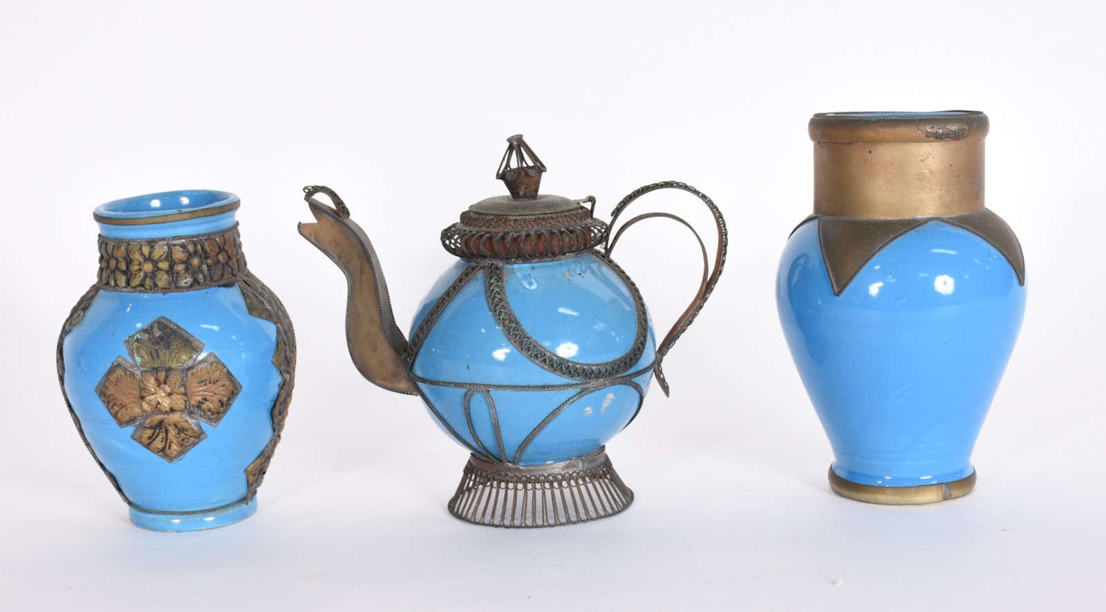 Três peças de cerâmica azul com detalhes em metal, sendo 2 vasos e... - foto 1 de 7
