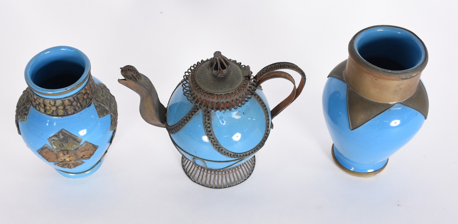 Três peças de cerâmica azul com detalhes em metal, sendo 2 vasos e... - foto 2 de 7