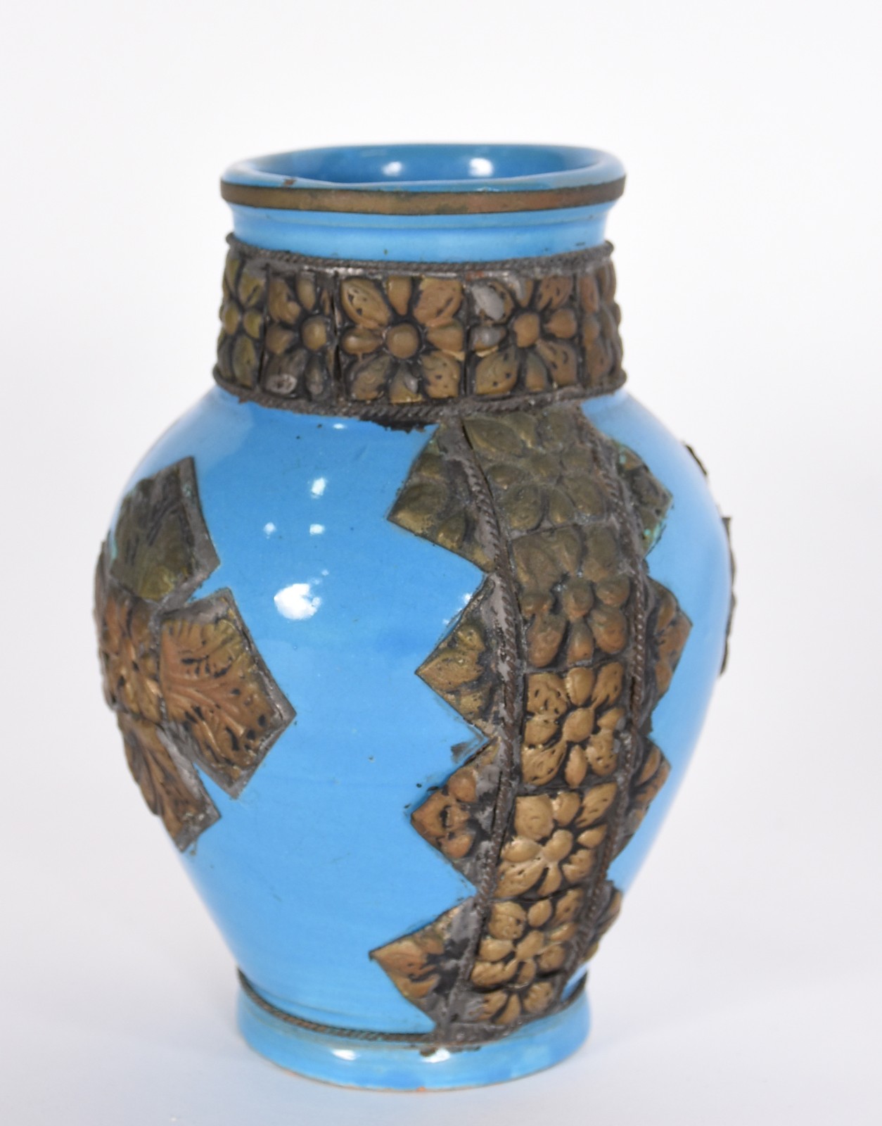 Três peças de cerâmica azul com detalhes em metal, sendo 2 vasos e... - foto 3 de 7