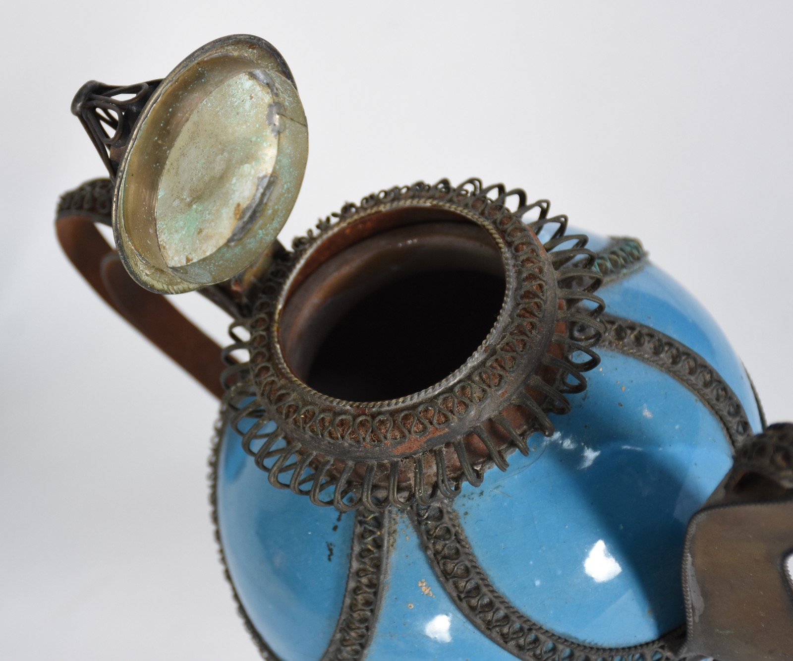 Três peças de cerâmica azul com detalhes em metal, sendo 2 vasos e... - foto 5 de 7