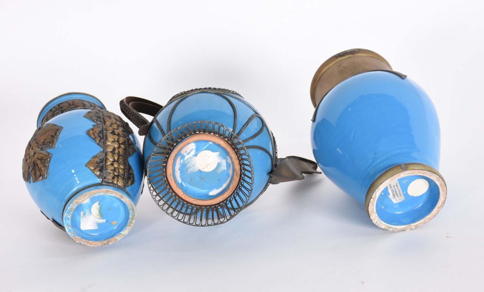 Três peças de cerâmica azul com detalhes em metal, sendo 2 vasos e... - foto 6 de 7
