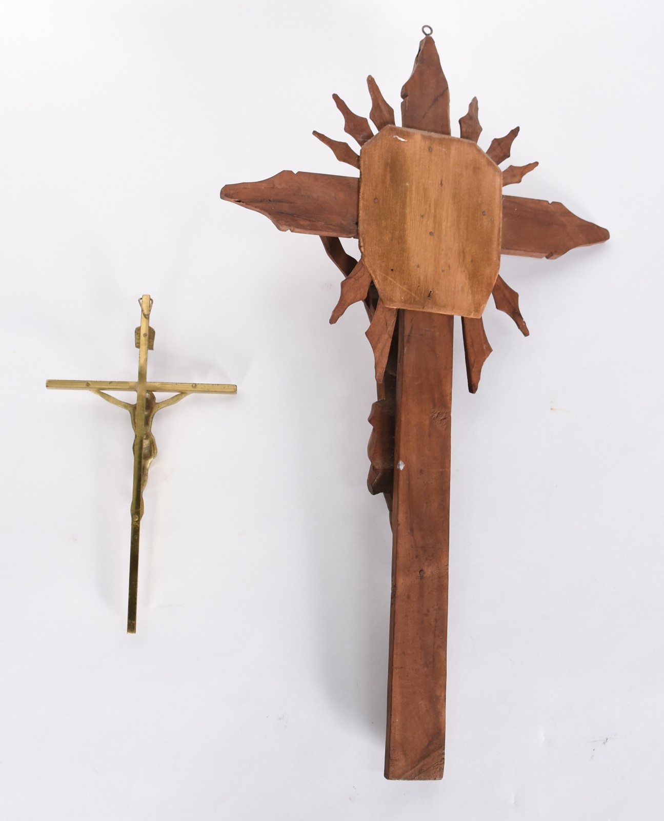 Dois crucifixos sendo um de madeira com Cristo entalhado e outro de... - foto 2 de 4