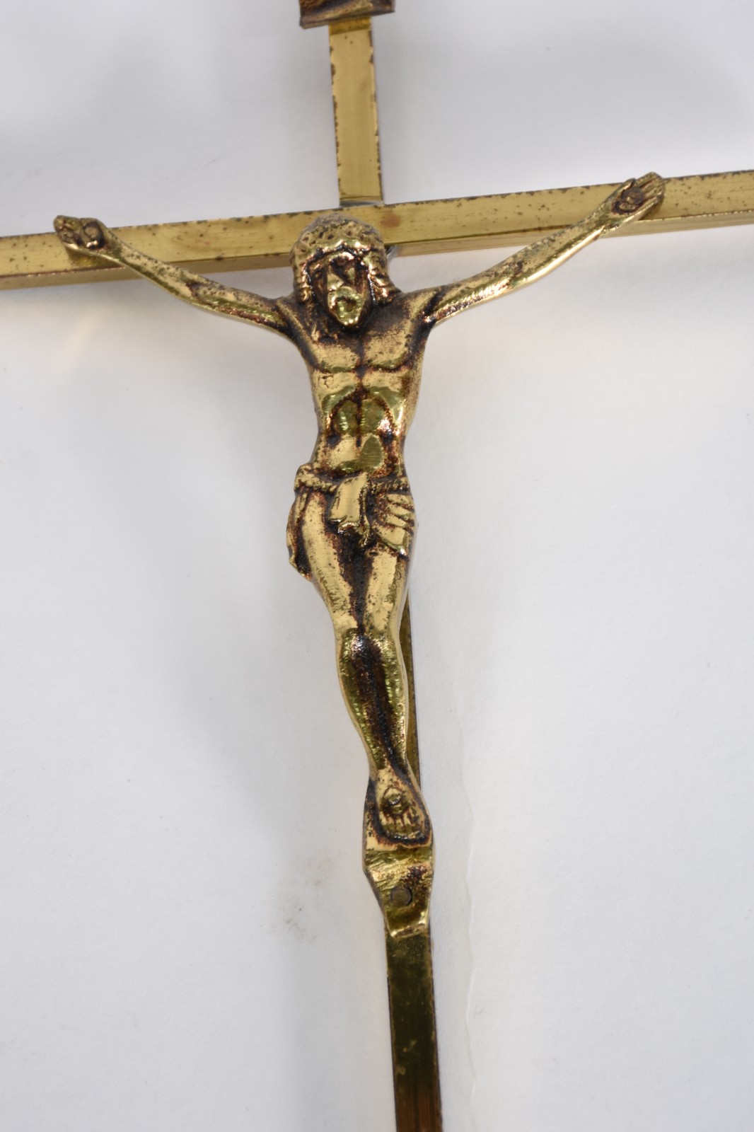 Dois crucifixos sendo um de madeira com Cristo entalhado e outro de... - foto 3 de 4