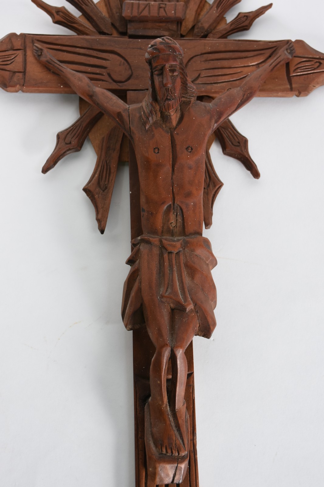 Dois crucifixos sendo um de madeira com Cristo entalhado e outro de... - foto 4 de 4