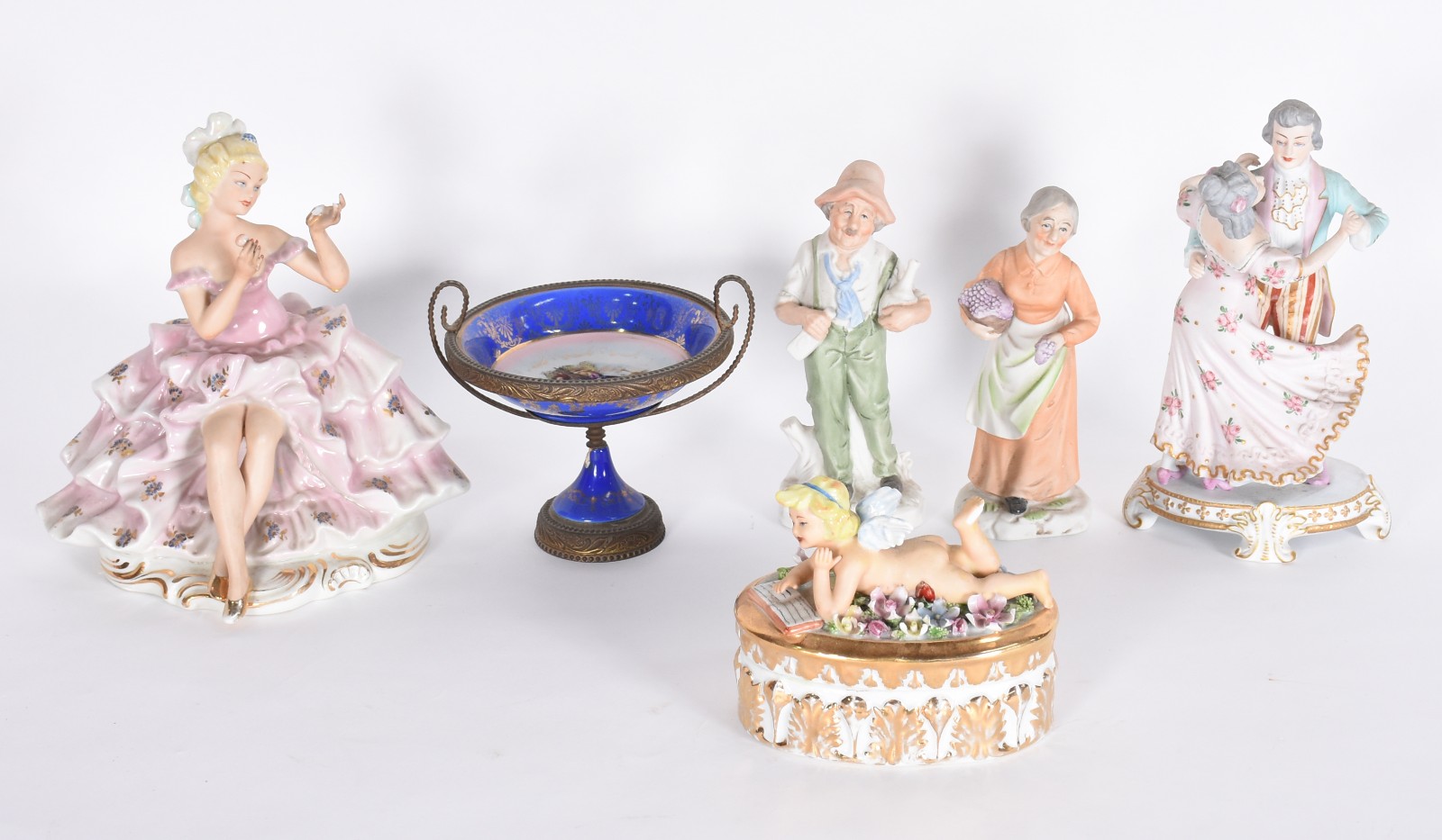 Seis peças de porcelana diversas, sendo casal dançando, moça com saia... - foto 1 de 10