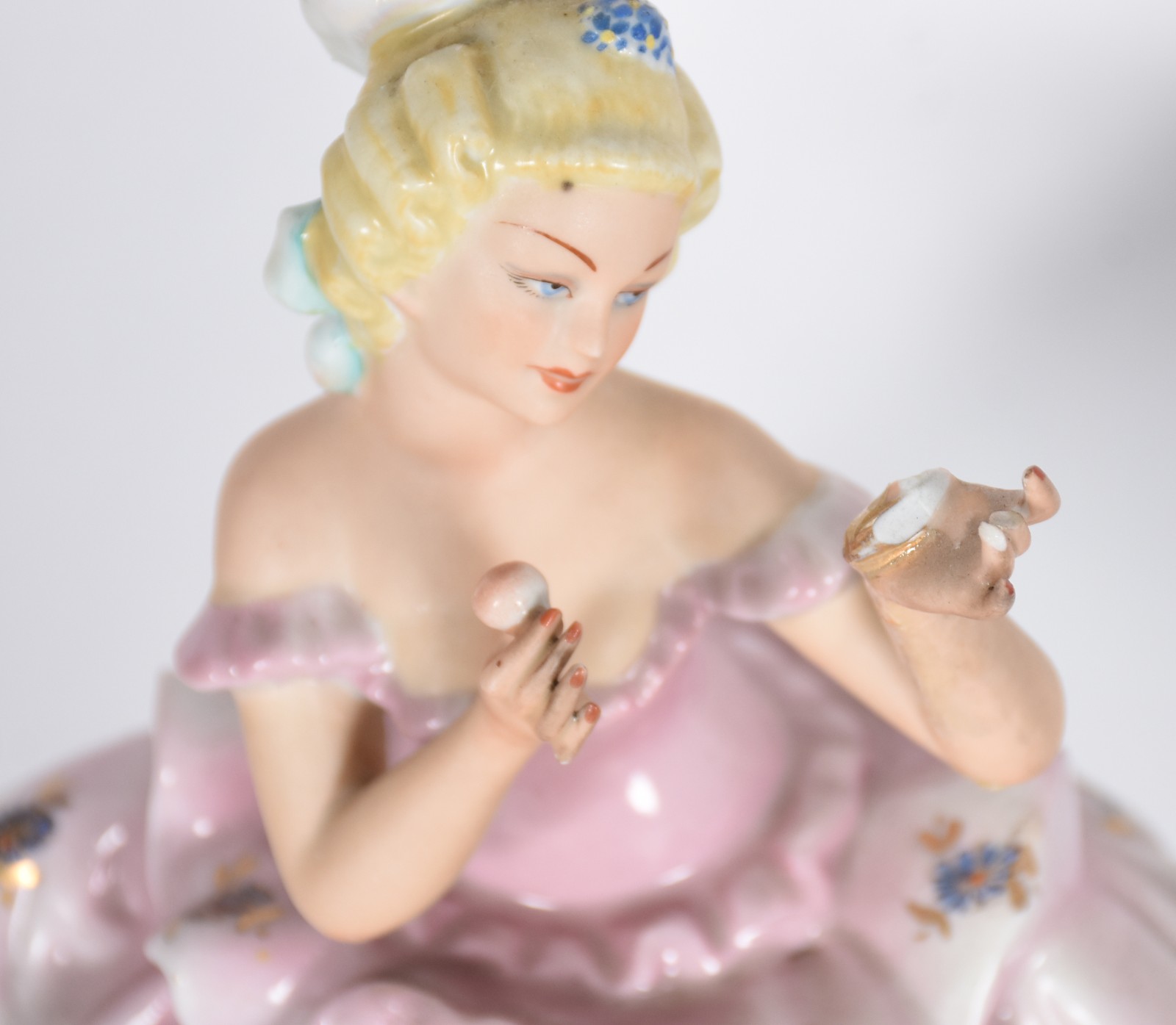 Seis peças de porcelana diversas, sendo casal dançando, moça com saia... - foto 2 de 10