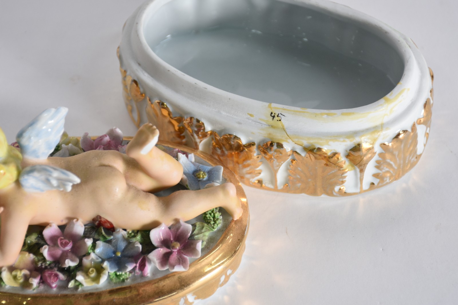 Seis peças de porcelana diversas, sendo casal dançando, moça com saia... - foto 3 de 10
