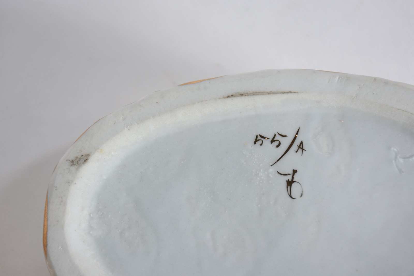 Seis peças de porcelana diversas, sendo casal dançando, moça com saia... - foto 4 de 10