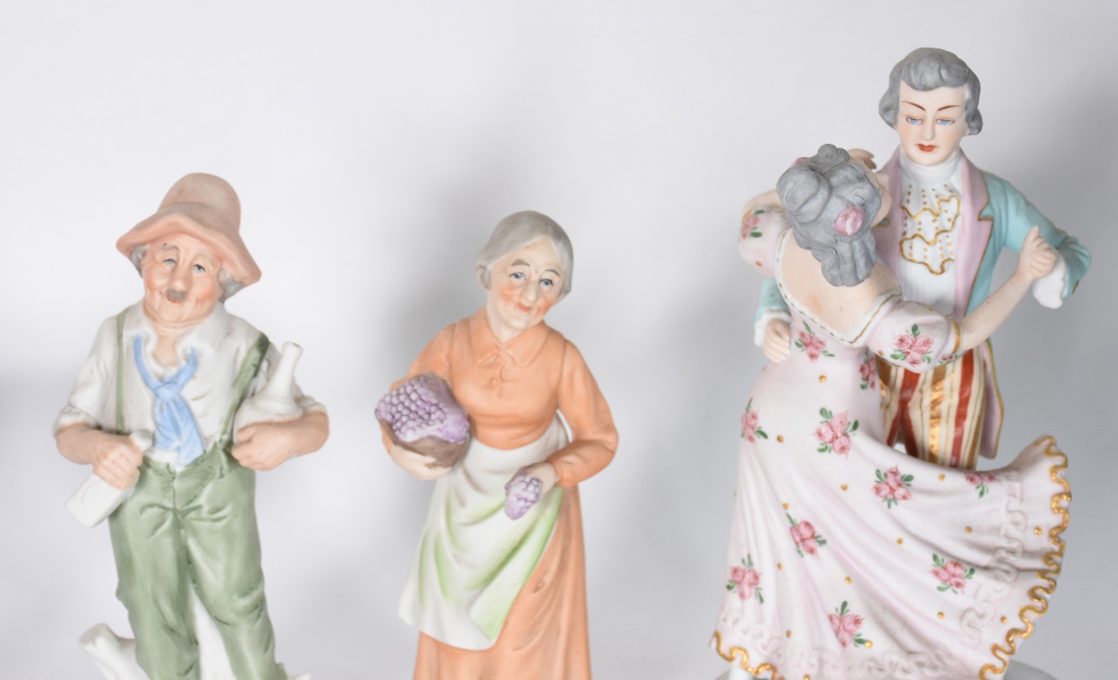 Seis peças de porcelana diversas, sendo casal dançando, moça com saia... - foto 5 de 10