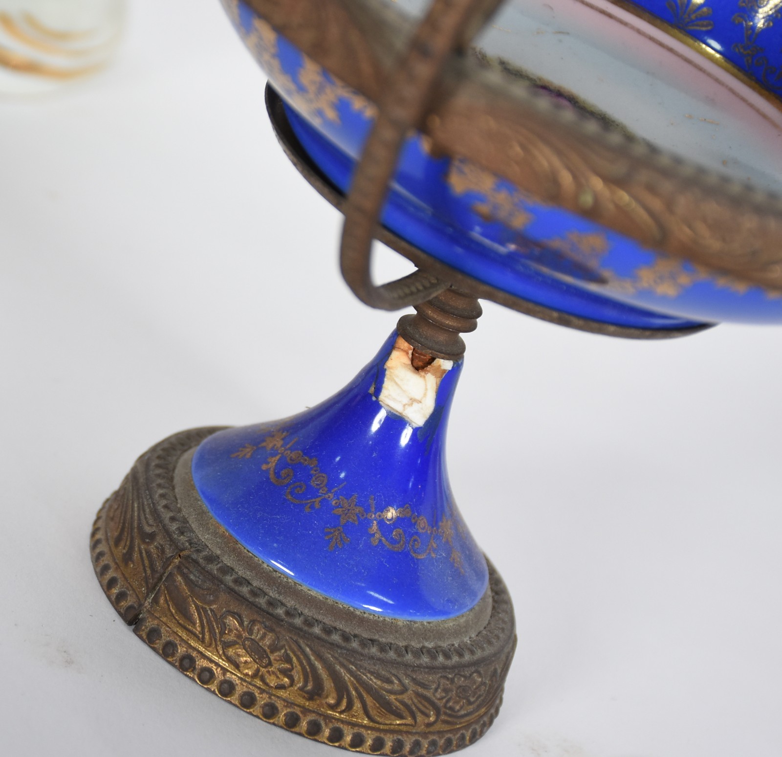 Seis peças de porcelana diversas, sendo casal dançando, moça com saia... - foto 6 de 10