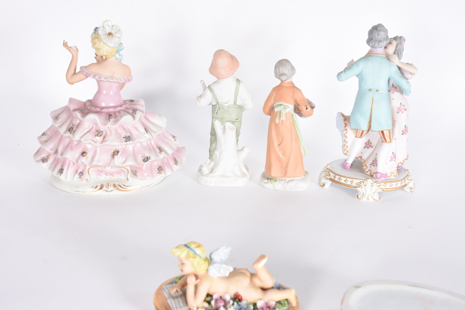 Seis peças de porcelana diversas, sendo casal dançando, moça com saia... - foto 7 de 10