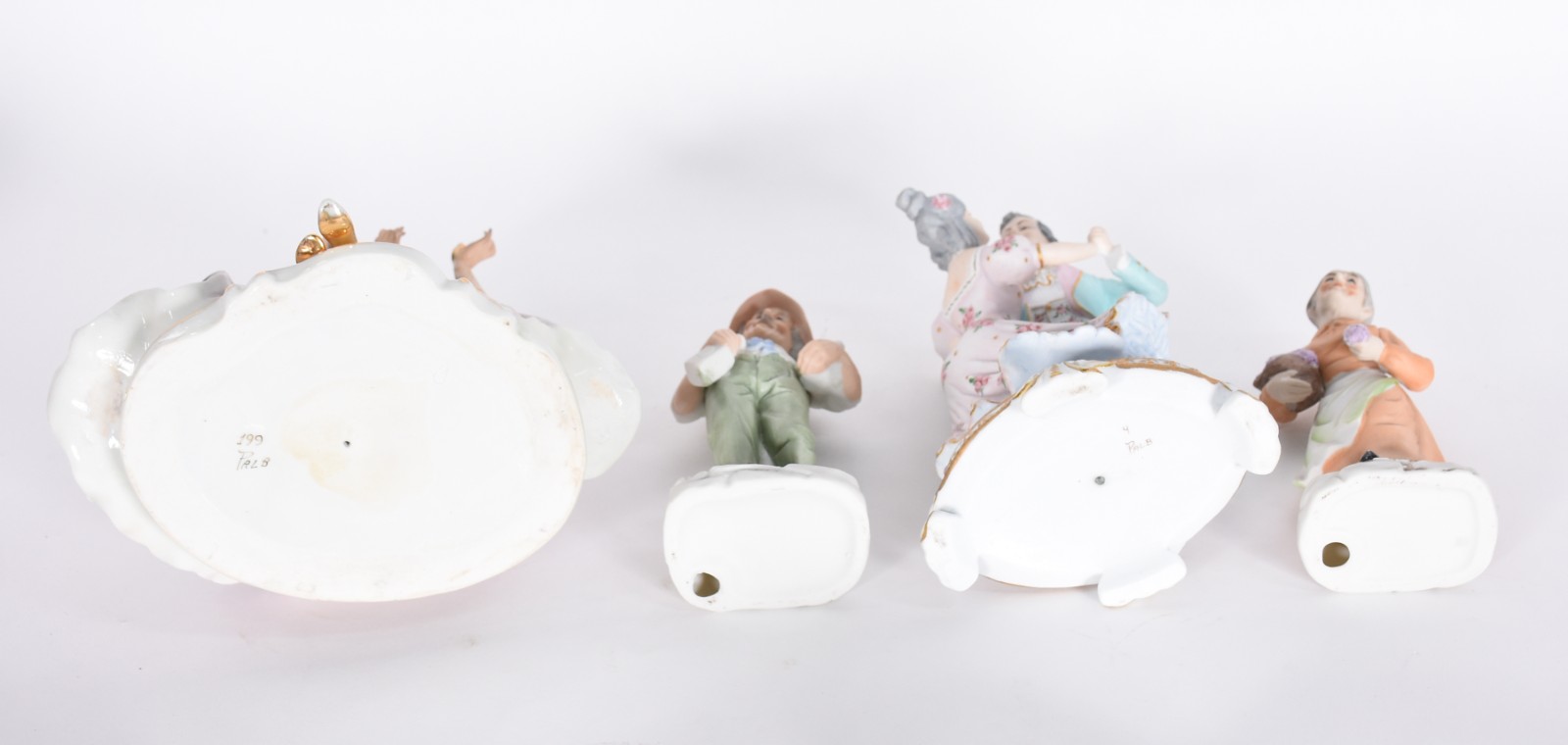 Seis peças de porcelana diversas, sendo casal dançando, moça com saia... - foto 9 de 10