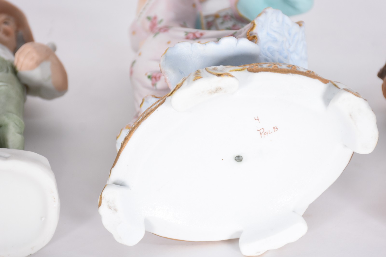 Seis peças de porcelana diversas, sendo casal dançando, moça com saia... - foto 10 de 10