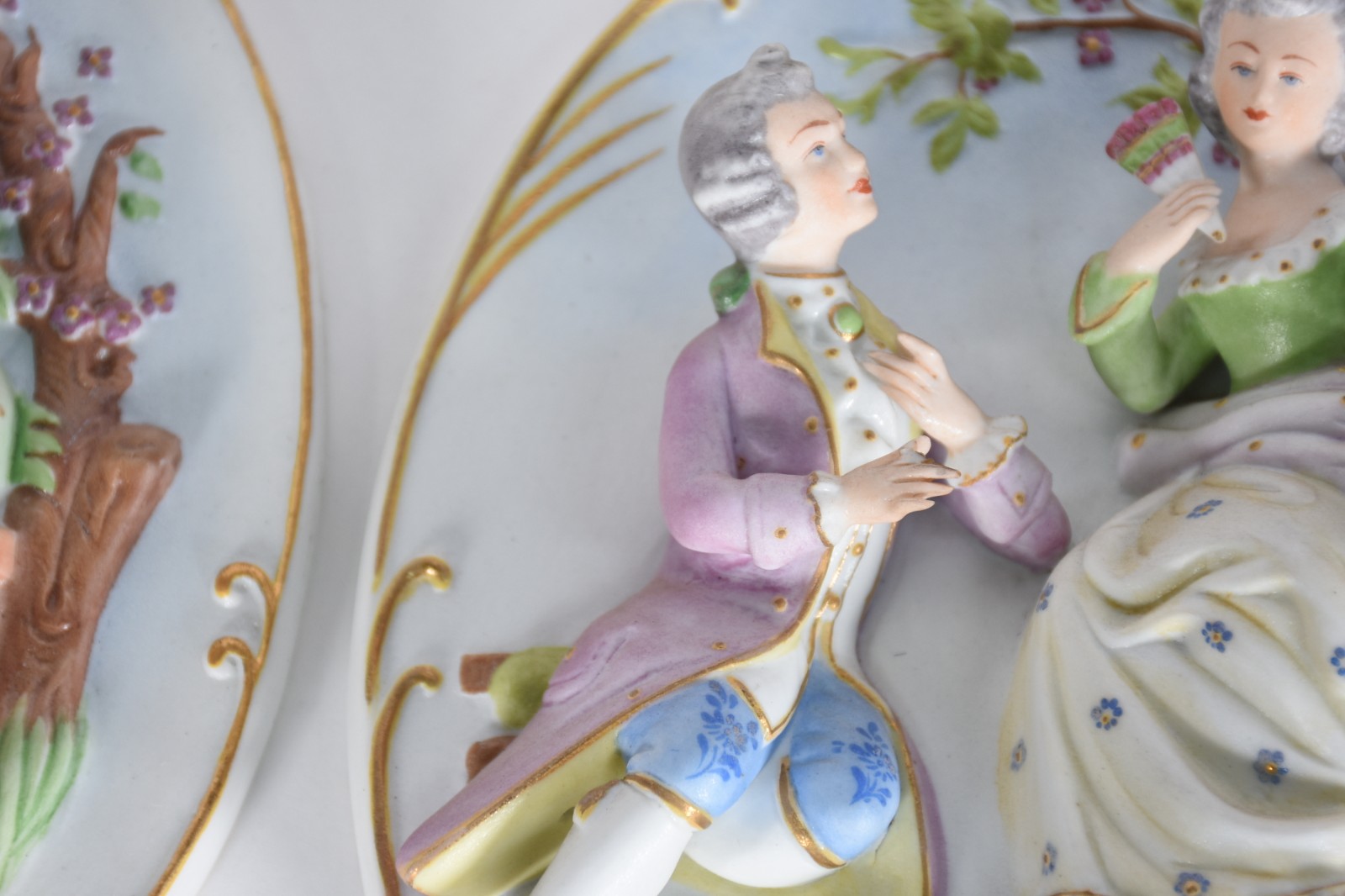 Par de placas de porcelana policromada com cenas românticas em relevo... - foto 2 de 4