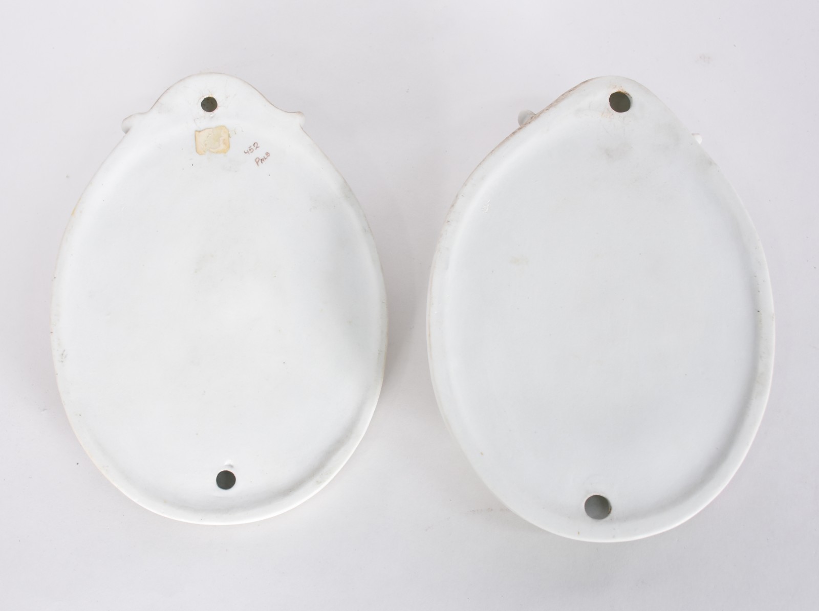 Par de placas de porcelana policromada com cenas românticas em relevo... - foto 3 de 4
