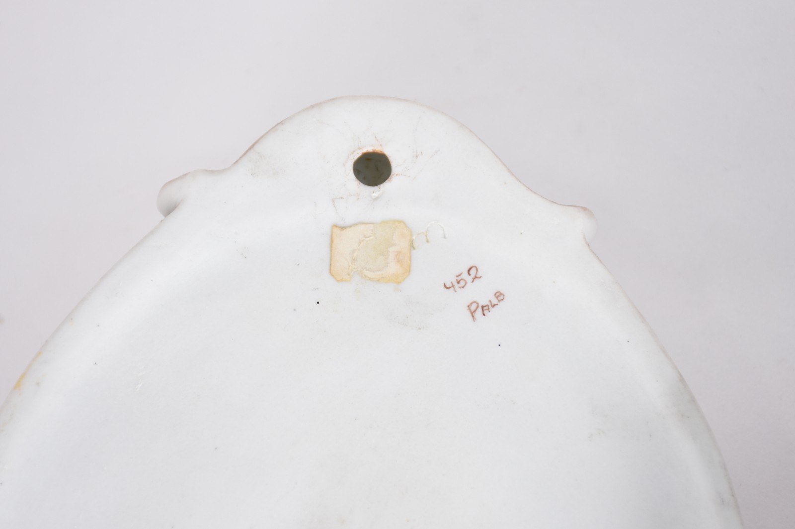 Par de placas de porcelana policromada com cenas românticas em relevo... - foto 4 de 4