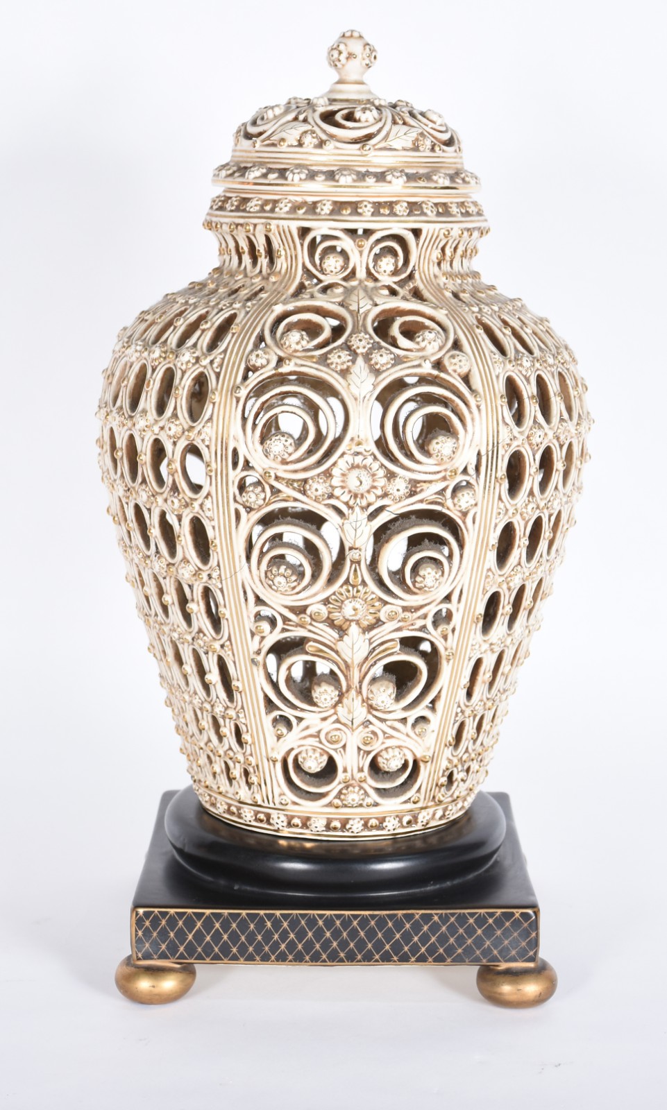 Vaso de cerâmica WEISS vazada na cor bege, com rachaduras. - foto 1 de 8