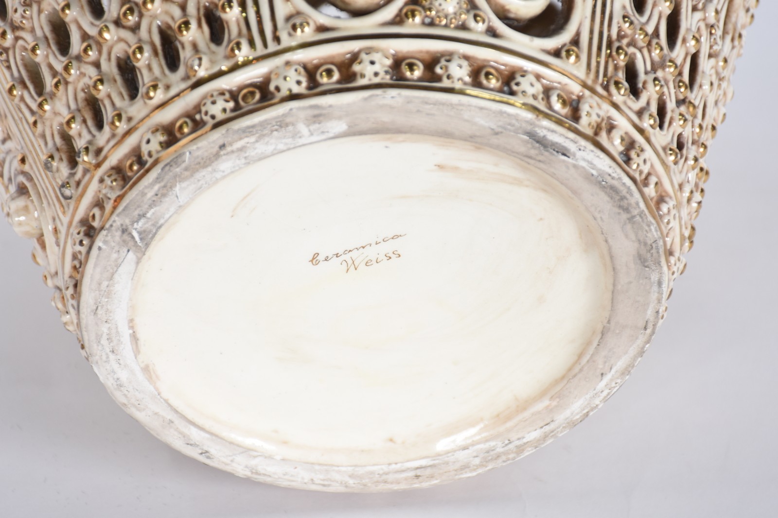 Vaso de cerâmica WEISS vazada na cor bege, com rachaduras. - foto 7 de 8