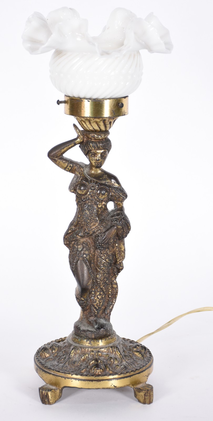 Luminária com base de petit bronze representando figura feminina. - foto 1 de 4