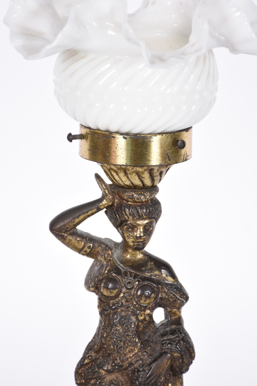 Luminária com base de petit bronze representando figura feminina. - foto 3 de 4