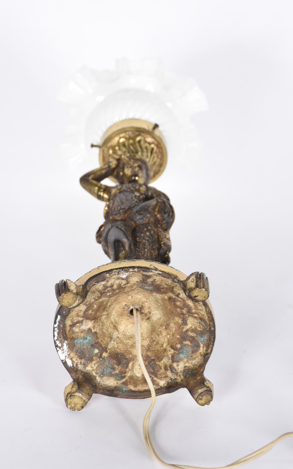 Luminária com base de petit bronze representando figura feminina. - foto 4 de 4