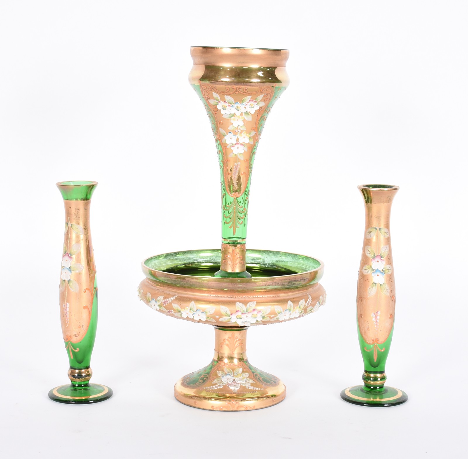 Três peças, sendo fruteira e par de pequenos vasos de cristal verde... - foto 1 de 4