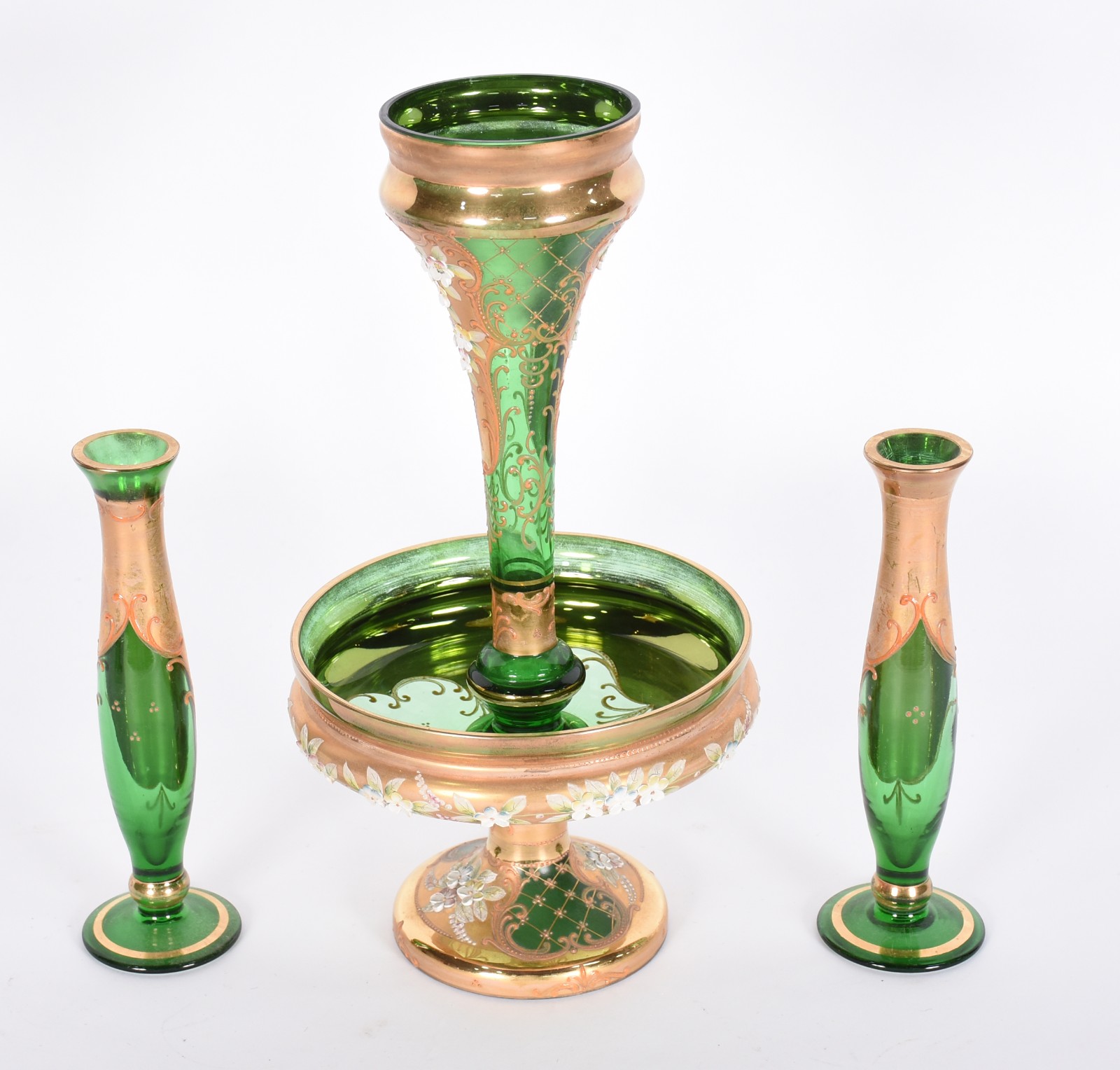 Três peças, sendo fruteira e par de pequenos vasos de cristal verde... - foto 2 de 4