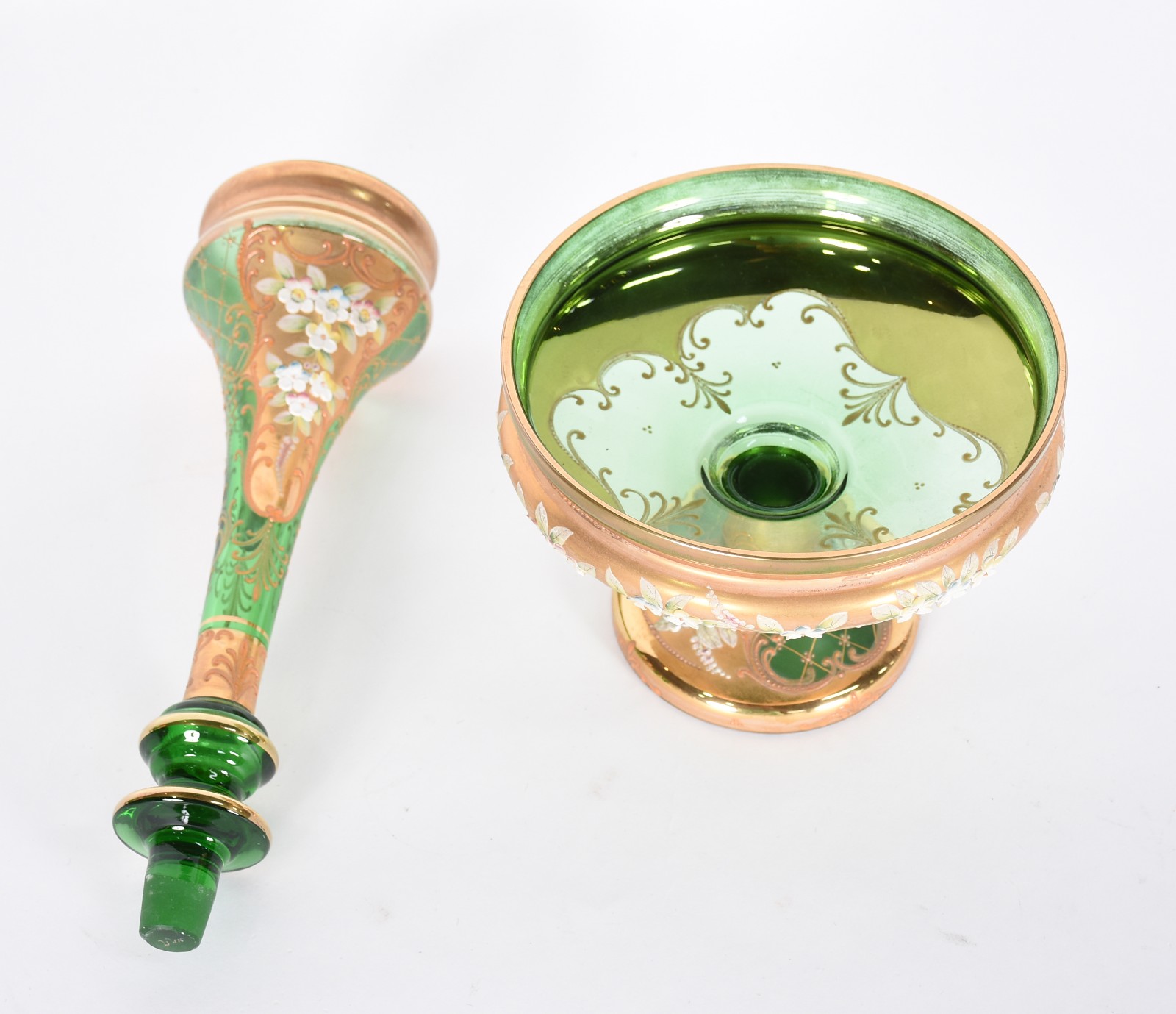 Três peças, sendo fruteira e par de pequenos vasos de cristal verde... - foto 3 de 4