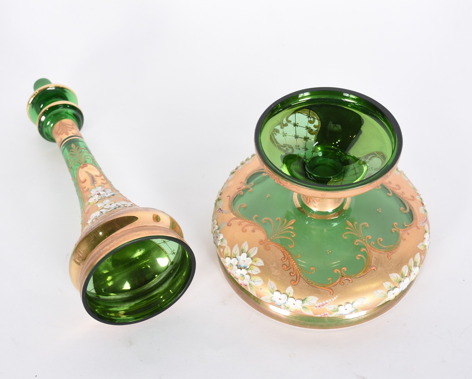 Três peças, sendo fruteira e par de pequenos vasos de cristal verde... - foto 4 de 4