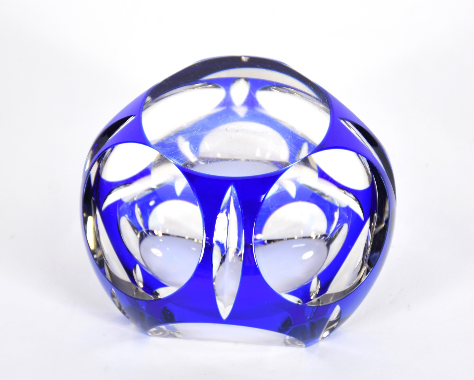 Cinzeiro em cristal lapidado doublé azul. - foto 3 de 3