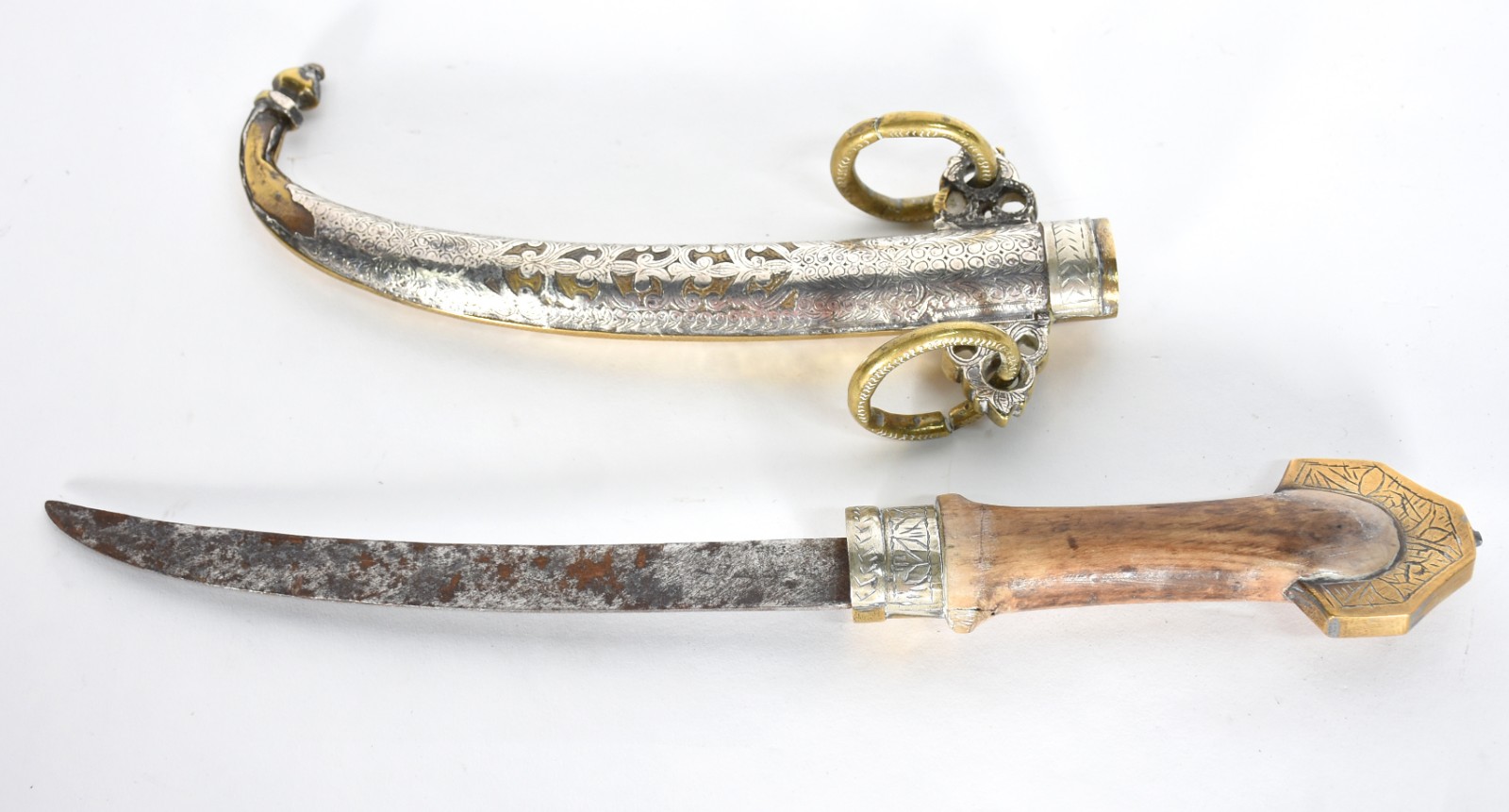 Adaga oriental com fina "casca" de prata e detalhes em metal dourado... - foto 2 de 5