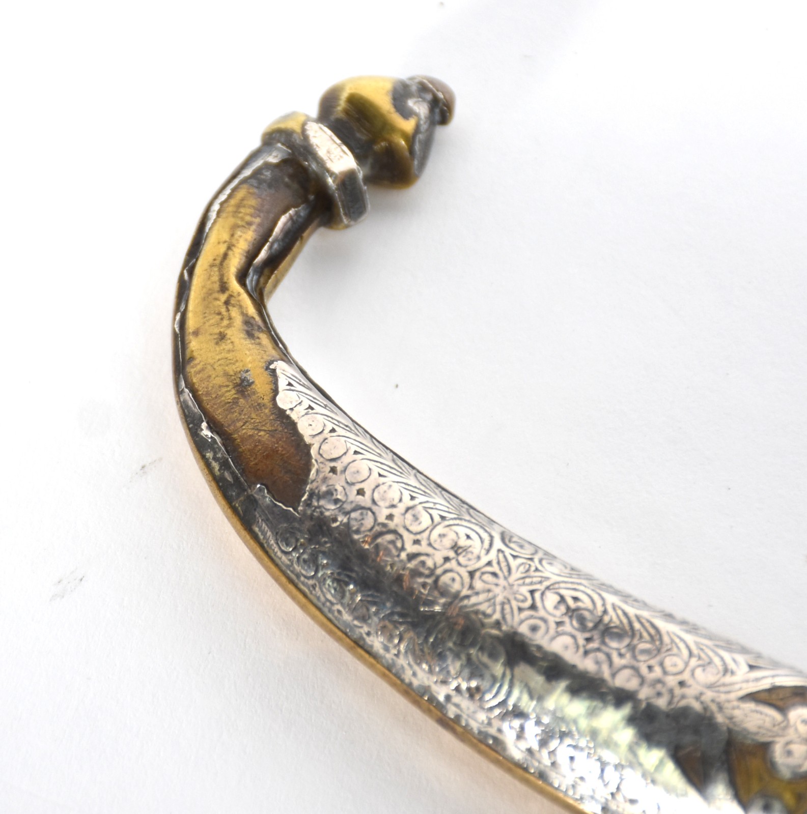 Adaga oriental com fina "casca" de prata e detalhes em metal dourado... - foto 5 de 5