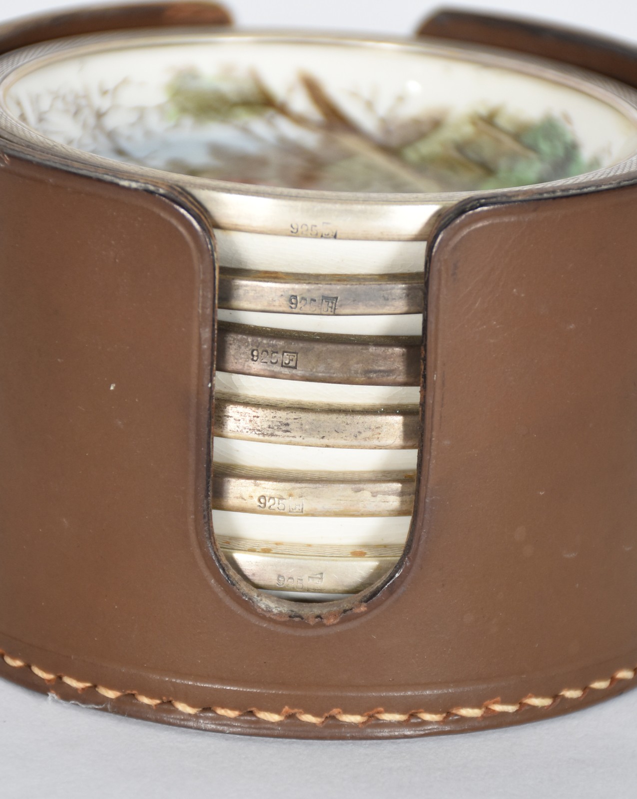 Conjunto com 6 cinzeiros de porcelana com cenas de caça, borda em... - foto 3 de 4