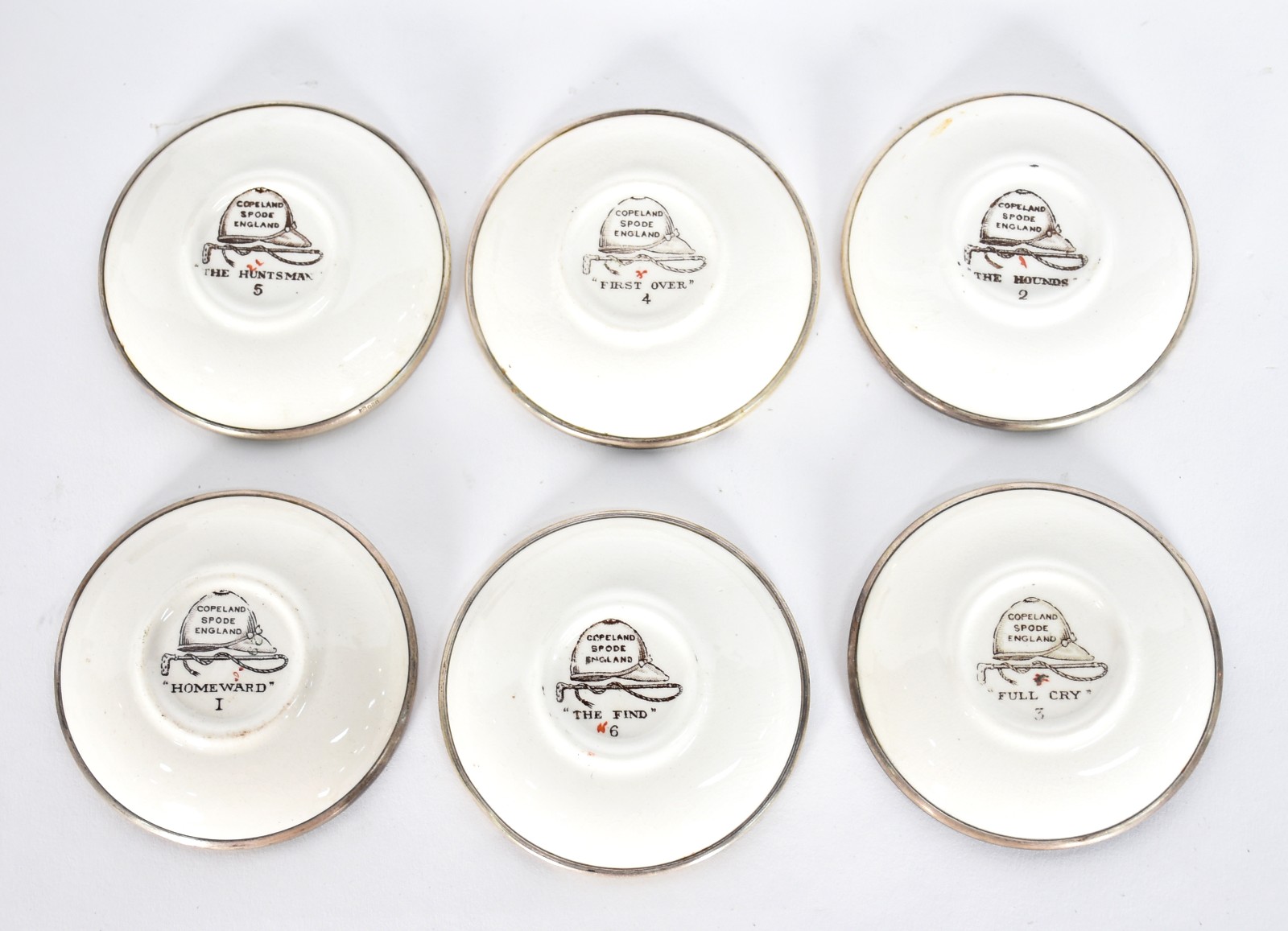 Conjunto com 6 cinzeiros de porcelana com cenas de caça, borda em... - foto 4 de 4