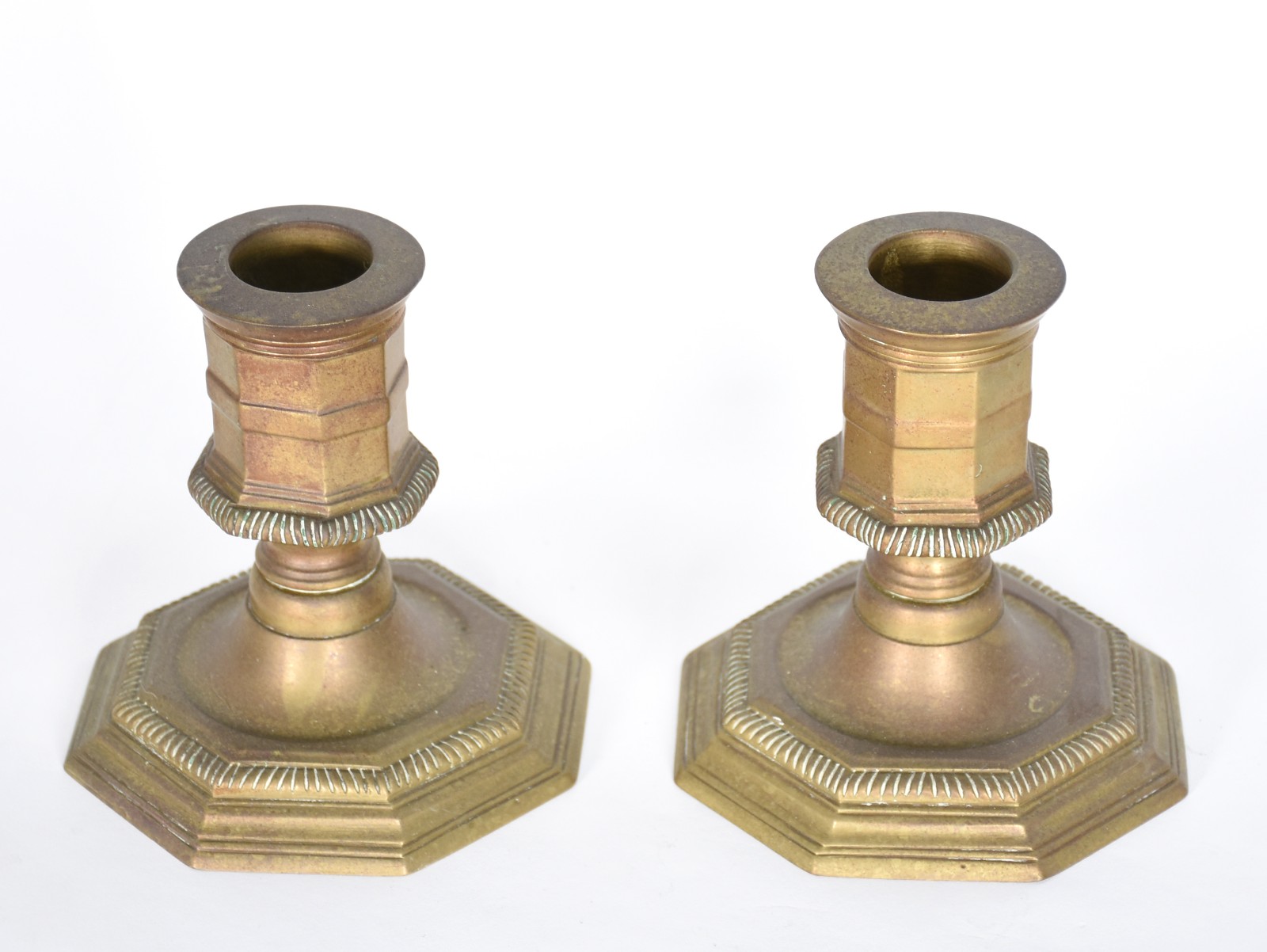 Par de pequenos castiçais de bronze, bases oitavadas. - foto 1 de 4
