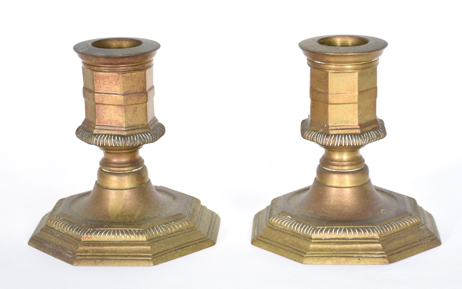 Par de pequenos castiçais de bronze, bases oitavadas. - foto 2 de 4