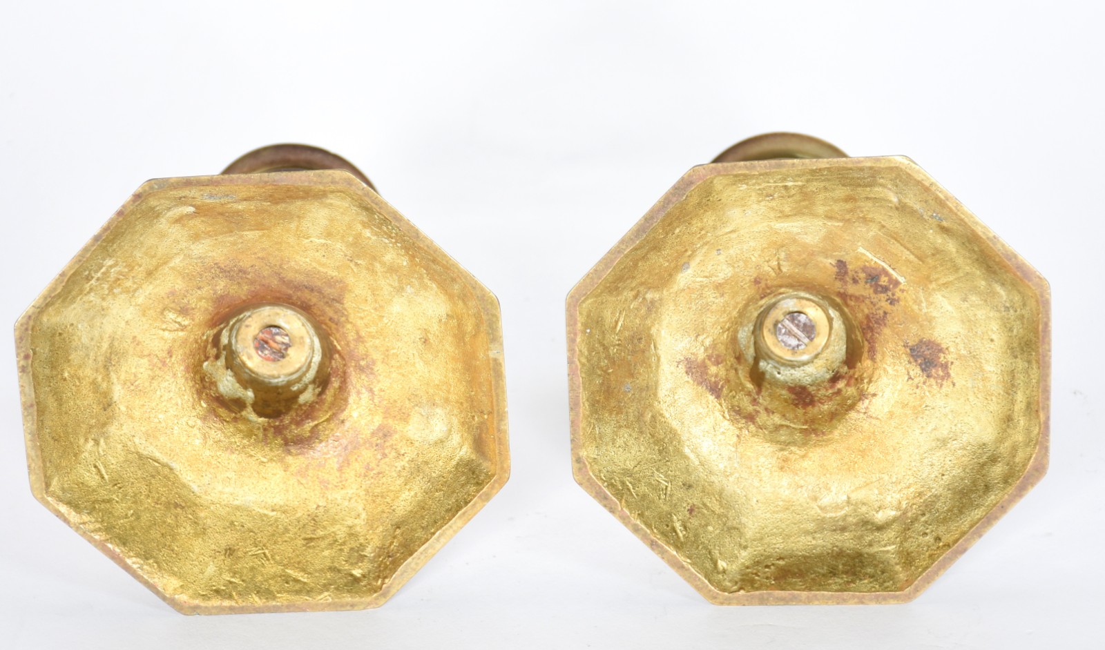 Par de pequenos castiçais de bronze, bases oitavadas. - foto 4 de 4
