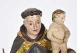 Antiga Imagem de Santo Antônio com menino de ma... - Antiga Imagem de Santo Antônio com menino de madeira policromada e dourada, olhos de vidro (perna do menino colada, faltando pé).