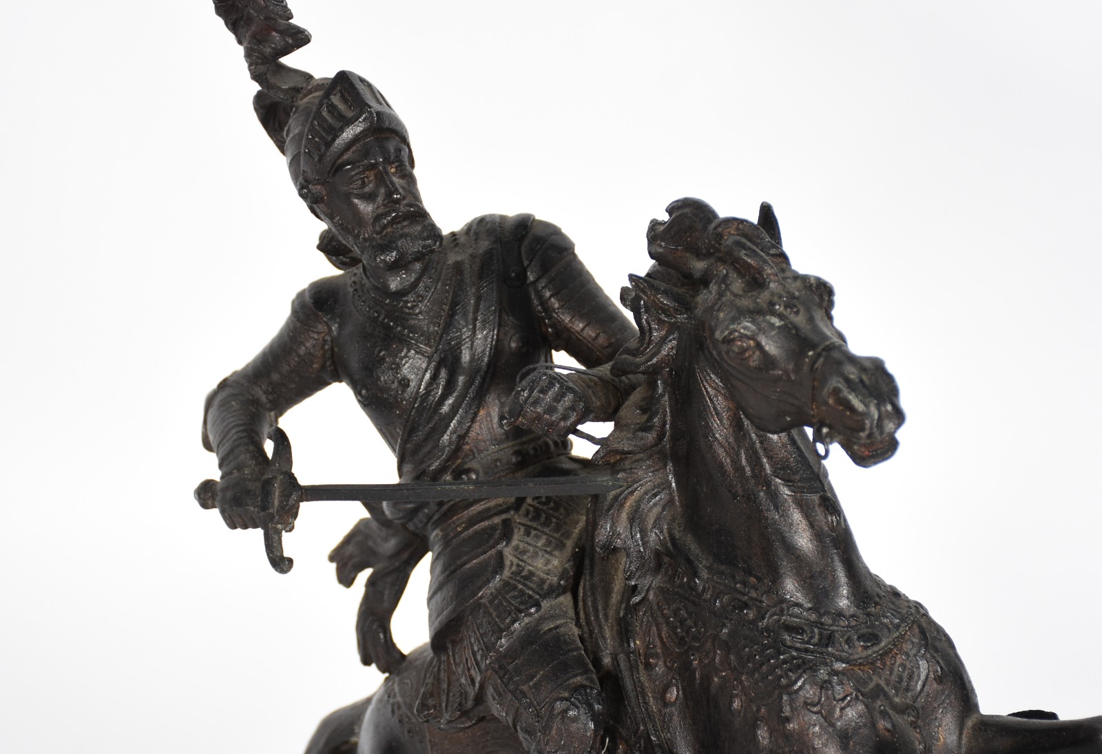 Escultura de petit bronze representando guerreiro, com rachado no pé... - foto 4 de 6