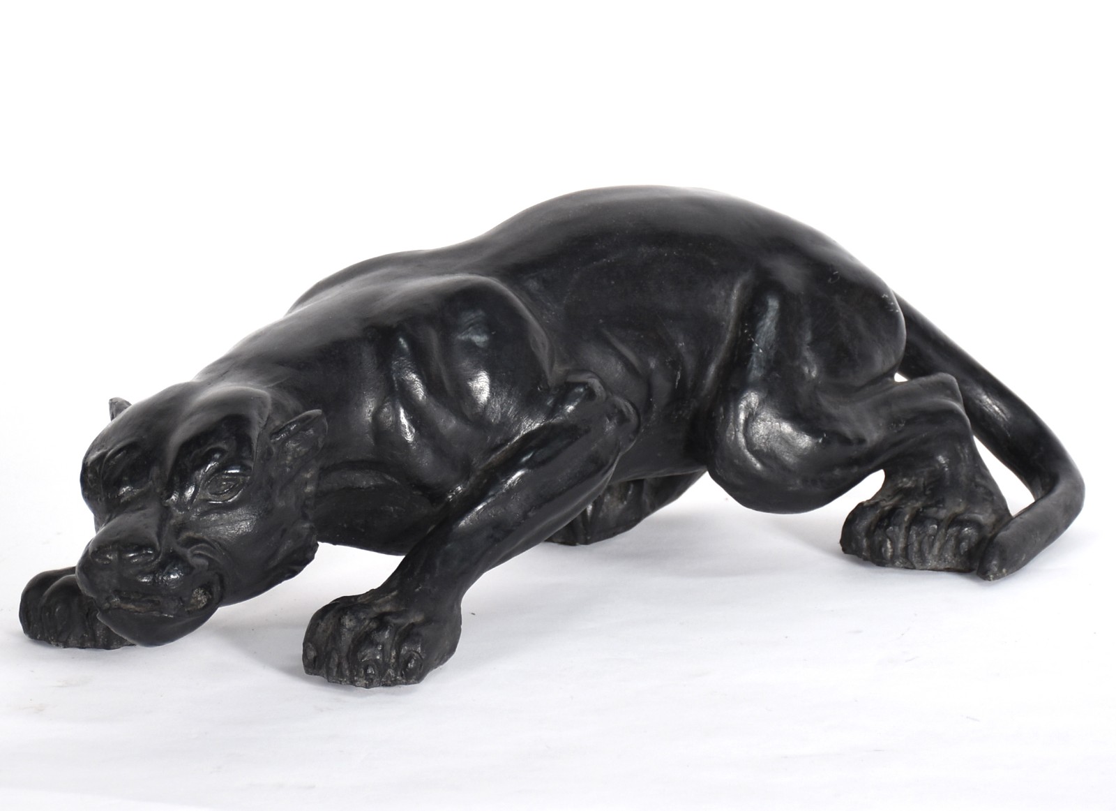 Escultura de material sintético representando felino. - foto 1 de 5