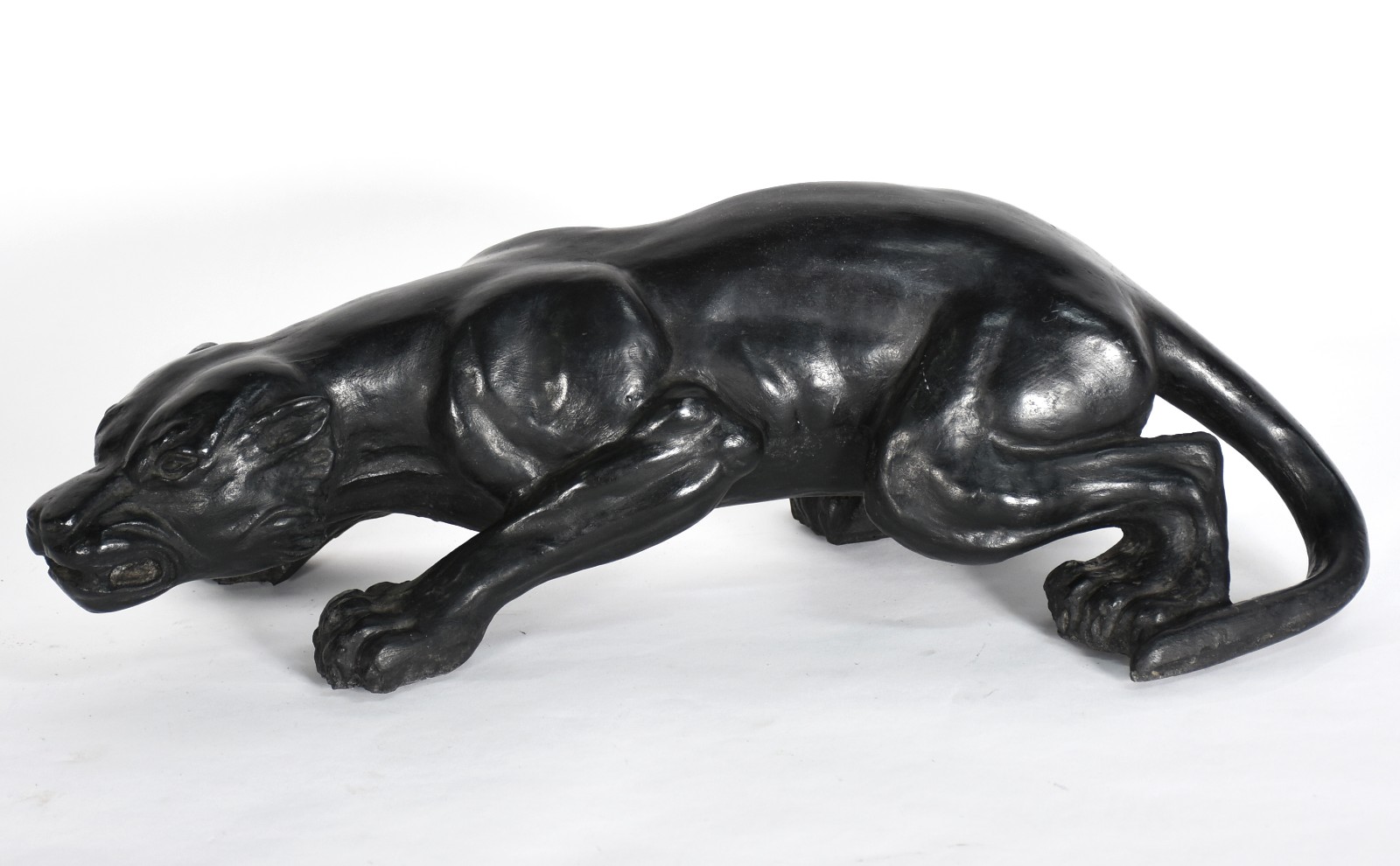Escultura de material sintético representando felino. - foto 3 de 5