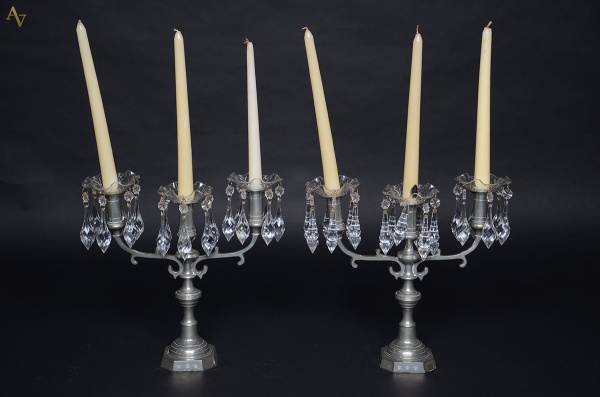 Par de candelabros de estanho com bobeches plásticas, para 3 velas...