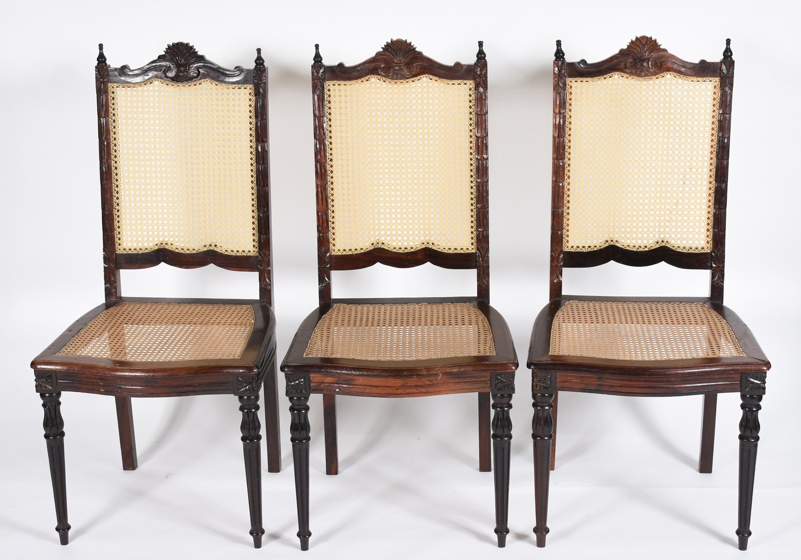 Mesa de jantar com 6 cadeiras com encosto e assento de palhinha... - foto 5 de 10